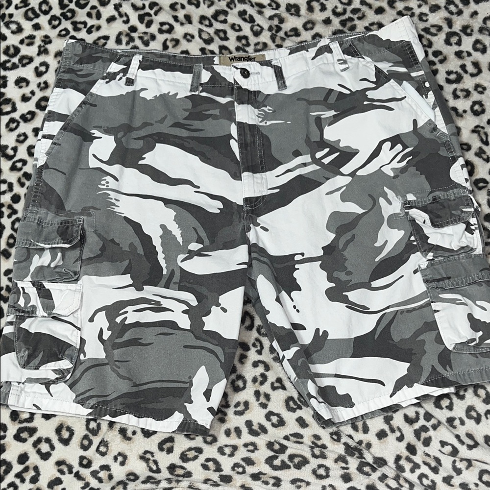 Wrangler Gray and White Cargo Shorts